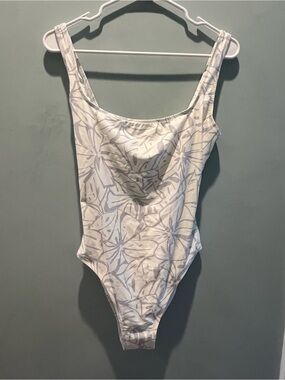 Floral Scoop Neck One-Piece Swimsuit - white and light gray